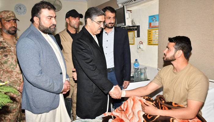 ڈی آئی خان: نگران وزیر اعظم کا کمبائنڈ ملٹری اسپتال کا دورہ،بم دھماکے کے زخمیوں کی عیادت