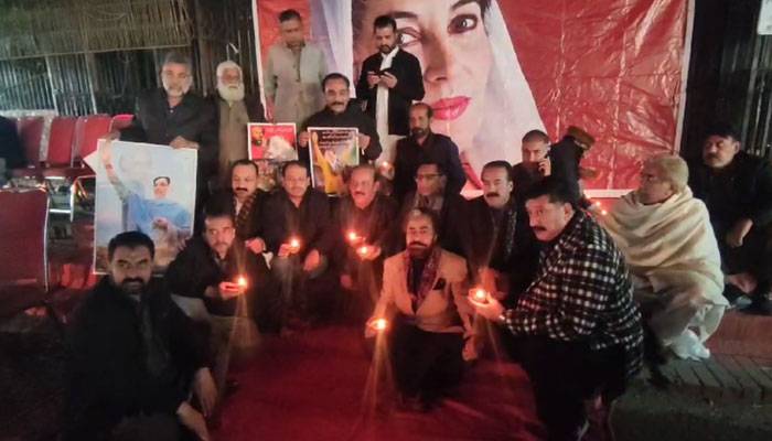 پیپلزپارٹی کے کارکنان نے بے نظیر بھٹو کی جائے شہادت پر شمع روشن کی