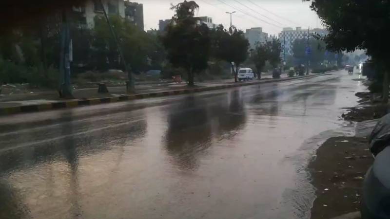کراچی کے متعدد علاقوں میں بوندا باندی سے موسم سرد ہوگیا