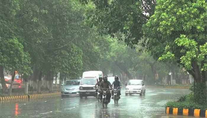 لاہور سمیت پنجاب کے مختلف علاقوں میں ہلکی بارش سے موسم قدرے سرد ہوگیا