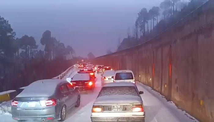 ملکہ کوہسار مری میں برفباری،سیاحوں کی گاڑیاں پھنس گئیں
