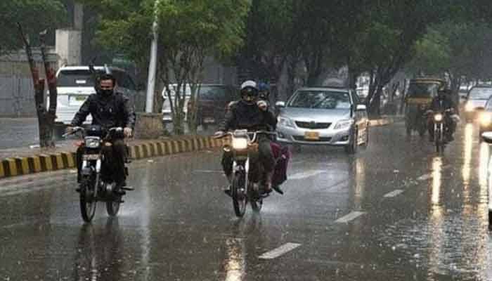 کراچی:بارش سے نشیبی علاقے زیر آب ،آج بھی باد ل برسیں گے