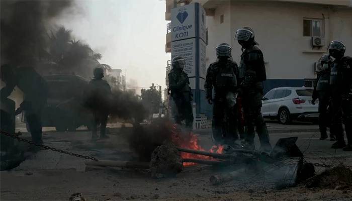 انتخابات میں تاخیر پر احتجاج، پولیس کا مظاہرین پر آنسو گیس کا استعمال