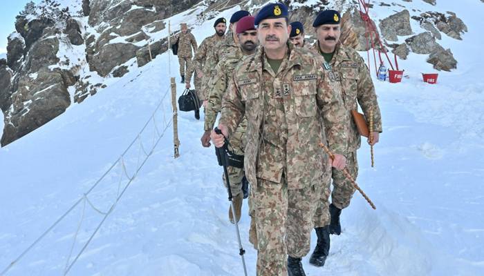 آرمی چیف کا آزاد کشمیر میں لائن آف کنٹرول کا دورہ، تازہ ترین صورتحال پر بریفنگ