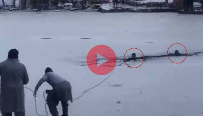 ویڈیو: منجمد جھیل  کی بر ف ٹوٹنے سے  2 نوجوان  ڈوبتے ڈوبتے  بچ گئے،مقامی افراد نےبچا لیا