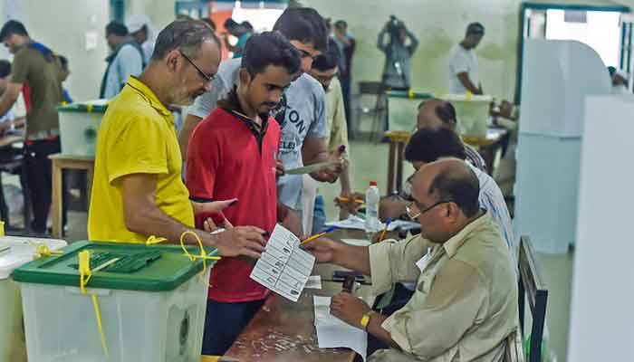 الیکشن کمیشن کا پولنگ کا وقت بڑھانے سے انکار، ووٹوں کی گنتی شروع