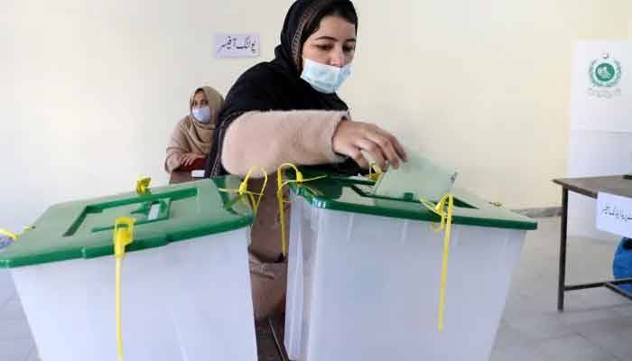الیکشن کمیشن  نے 2 حلقوں کے 3 پولنگ اسٹیشنز پر ووٹنگ کا  وقت بڑھا دیا