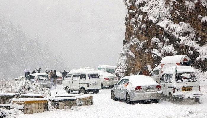 کالام:شدید برفباری کےبعد رابطہ سڑکیں بلاک،سیاح ہوٹلوں تک محصور