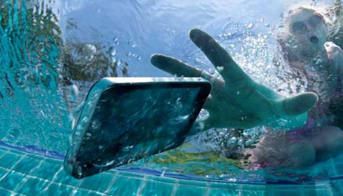 پانی میں گرنے والے آئی فون کوکیسے بچایاجاسکتا ہے؟