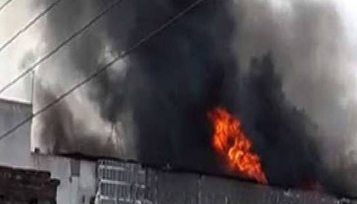 گوجرانوالہ:فیکٹری میں آگ لگنے سےلاکھوں کاسامان جل کر خاکستر