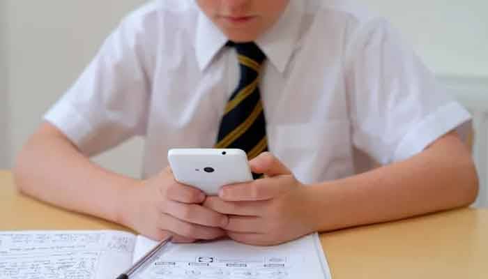پشاور: سکولوں میں موبائل کے استعمال پر پابندی، نوٹیفکیشن جاری