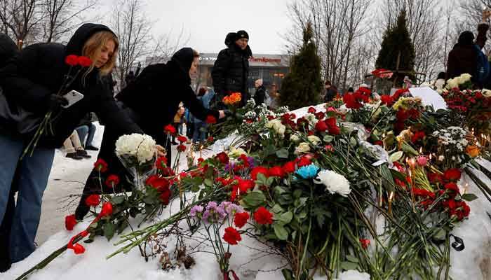 نوالنی ماسکو میں سپرد خاک، ہجوم نے الوداع کرتے ہوئے نعرے بازی کی