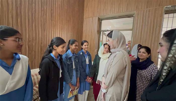 وزیراعلیٰ پنجاب کا سرکاری اسکول کا اچانک دورہ، طلباء کے ساتھ گھل مل گئیں