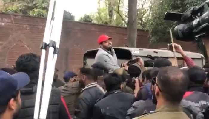 ویڈیو: انتخابات میں مبینہ دھاندلی کیخلاف پی ٹی آئی کا احتجاج، متعدد کارکن گرفتار