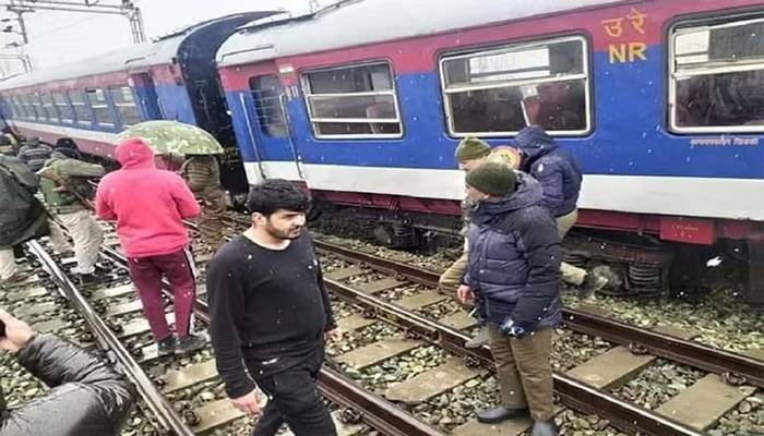 آرمی اسپیشل ٹرین کو حادثہ، بوگیاں پٹڑی سے اتر گئی 