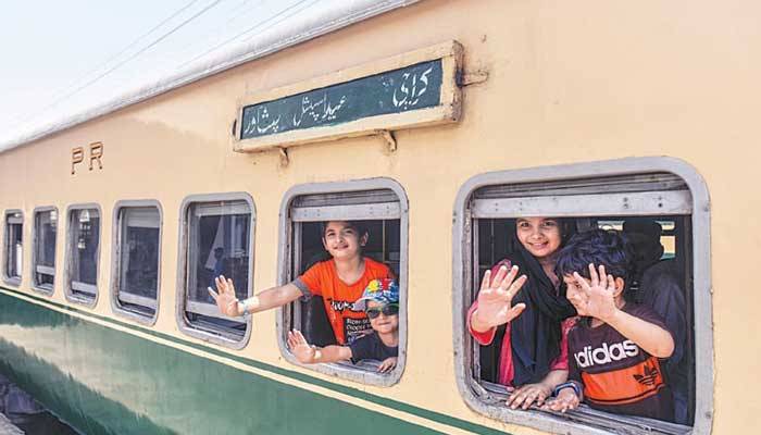 پردیسیوں کو گھر پہنچانے کا مشن، پاکستان ریلوے عید پر 4 خصوصی ٹرینیں چلائے گی