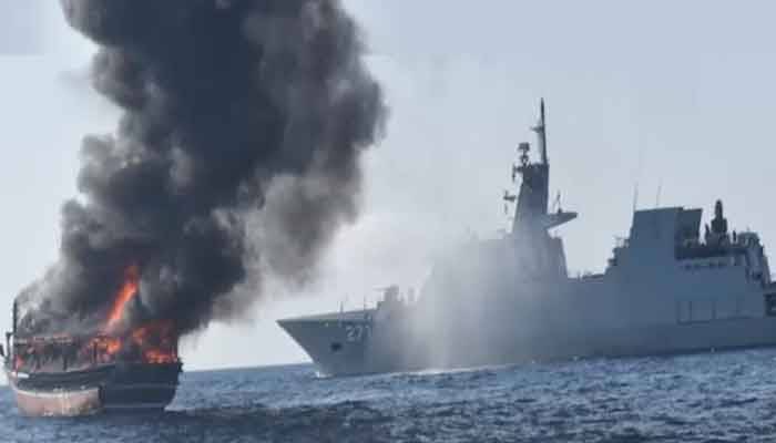 پاک بحریہ نے کھلے سمندر میں آتشزدگی کا شکار ایرانی کشتی کے 8 ماہی گیروں کو بچا لیا