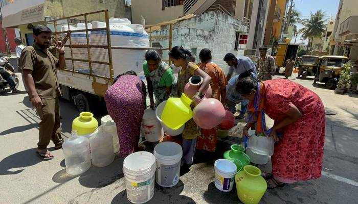 موسم گرما کی آمد سے قبل ہی بھارتی شہر بنگلور پانی کی شدید قلت سے دوچار