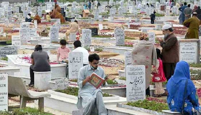 نماز عید کی ادائیگی کے بعد شہریوں نے قبرستانوں کا رخ کر لیا