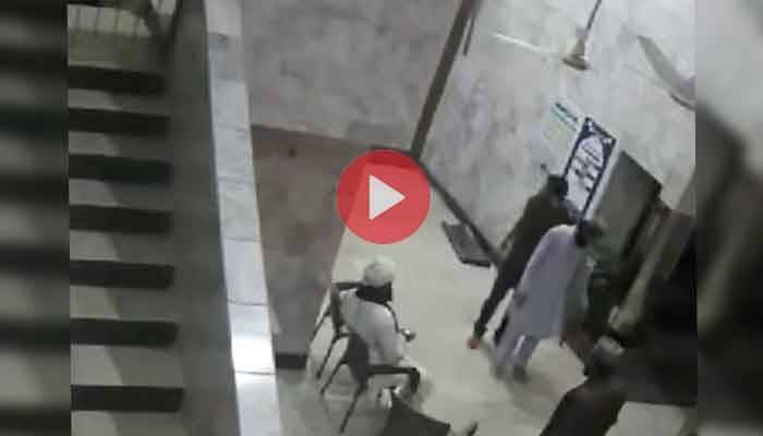 کراچی میں ڈکیت بے لگام، مساجد کو بھی نہ چھوڑا ، نمازیوں سے لوٹ مار کی ویڈیو وائرل