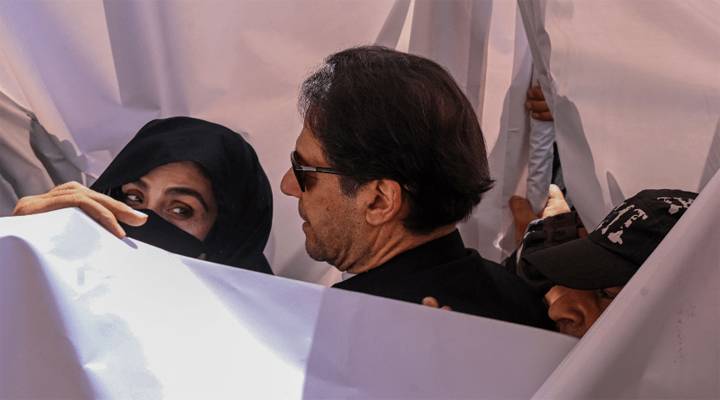 عمران خان سےاڈیالہ جیل میں ملاقات کے بعد بشریٰ بی بی واپس بنی گالا روانہ