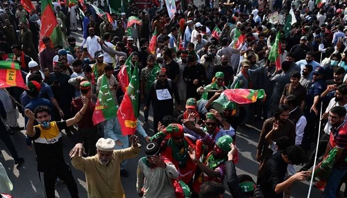کراچی: ریلی کی اجازت نہ ملنے پر احتجاج کررہے 7 پی ٹی آئی کارکن گرفتار