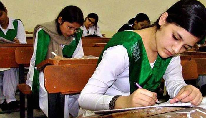کراچی: پیسہ پھینک تماشہ دیکھ، ایک بار پھر چھوٹے اسکول امتحانی سنٹرر بن گئے