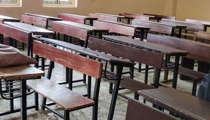 فیصل آباد: ہائرسیکنڈری اسکول میں ٹیچر کا ساتھی پر تشدد، کپڑے پھاڑ دیے