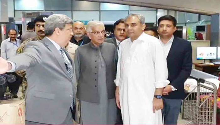 محسن نقوی، خواجہ آصف کا لاہور ایئرپورٹ کا دورہ، سہولتوں پر اظہار عدم اعتماد 