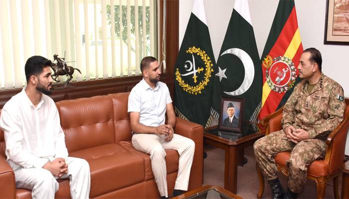 آرمی چیف کی پاکستانی نژاد برطانوی باکسر عامر خان، مارشل آرٹس چیمپیئن شاہزیب رند سے ملاقات