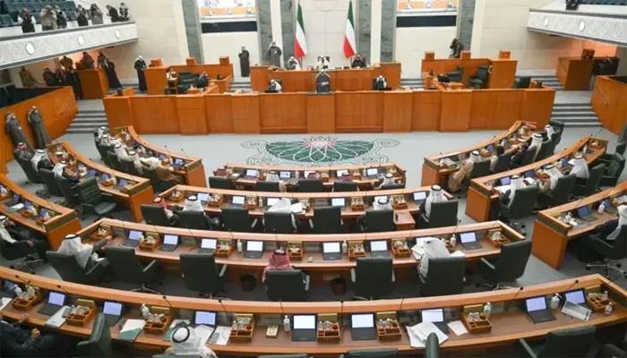 کویت کی پارلیمنٹ تحلیل، آئین کے چند آرٹیکل بھی معطل