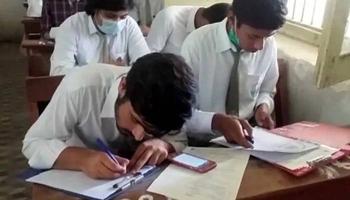 کراچی میں میٹرک امتحانات، آج بھی پرچہ سوشل میڈیا پر وائرل