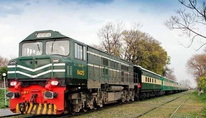 پاکستان ریلوے نے تیز گام ایکسپریس میں پریمیم لاؤنج ڈائننگ کار کا اضافہ کر دیا