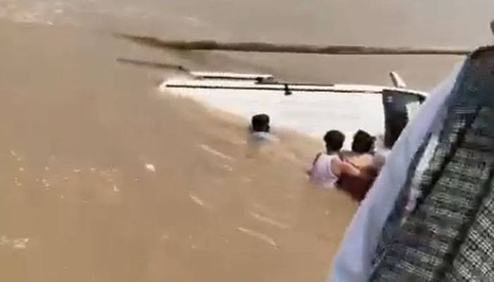 دریائے جہلم میں کشتی الٹ گئی، 1 ہی خاندان کی 2 خواتین ، 4 بچے ڈوب کر جاں بحق