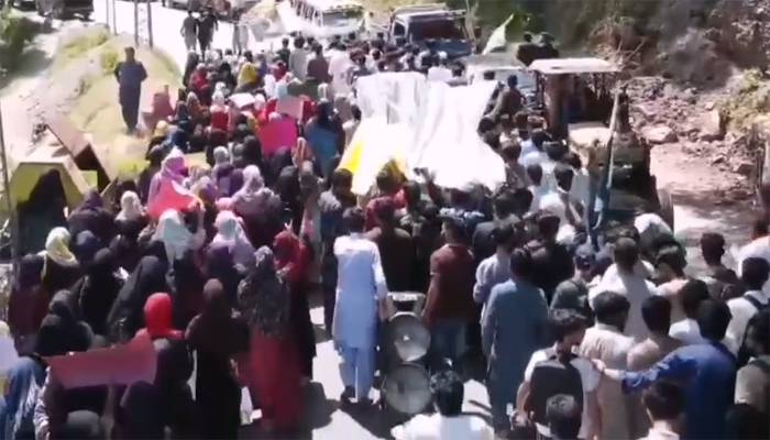 آزاد کشمیر یونیورسٹی کے طلبا وطالبات کی پاک فوج کے ساتھ اظہار یکجہتی ریلی