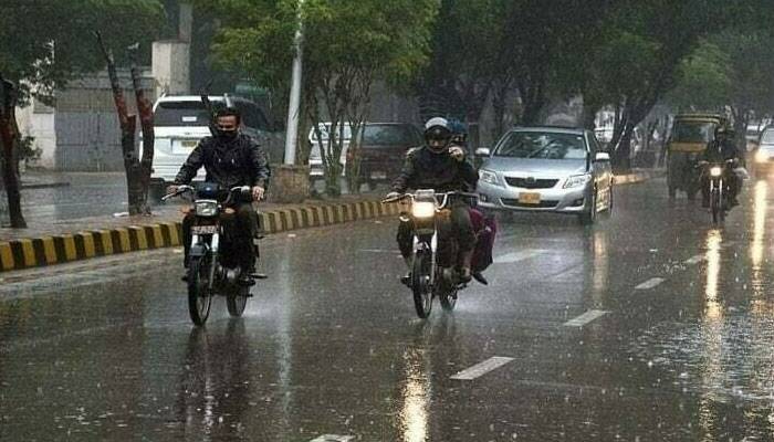 لاہور میں تیز آندھی کے ساتھ بارش شروع
