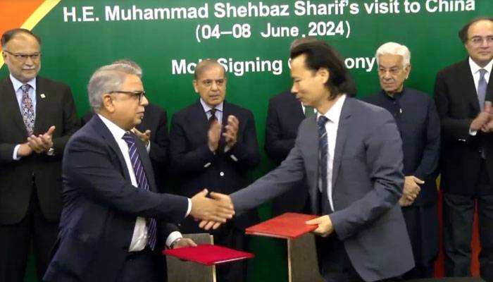پاکستان اور چین کے درمیان مختلف شعبوں میں تعاون  بڑھانے سے متعلق مفاہمتی یادداشتوں پر دستخط