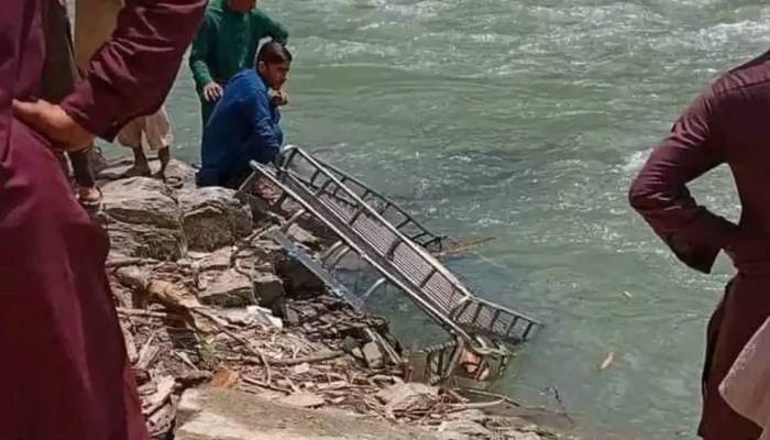 مسافر جیپ دریائے نیلم میں گرنے سے 3 جاں بحق،5زخمی، 11 افراد لاپتہ