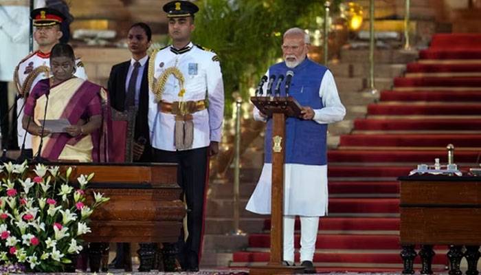 بھارتی وزیر اعظم نریندر مودی نے مسلسل تیسری بار  وزارت عظمیٰ کا حلف اٹھالیا