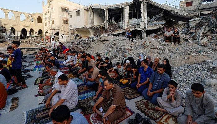 تصاویر: جنگ زدہ غزہ میں ملبے کے ڈھیر پر فلسطینیوں کی نمازِ عید
