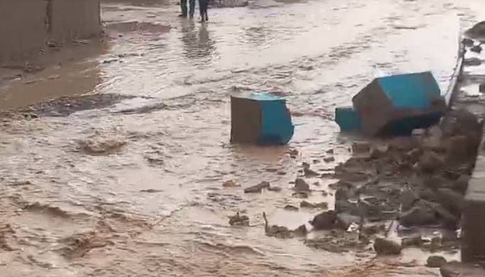 ملک کے مختلف شہروں کہیں طوفافی بارشیں کہیں بوندا باندی