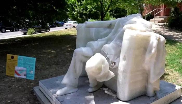 شدید گرمی کے باعث واشنگٹن ڈی سی   میں سابق امریکی صدر ابراہم لنکن کا مجسمہ پگھل گیا