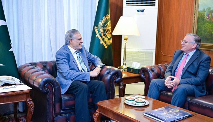 نائب وزیر اعظم اسحاق ڈار کی امریکی سفیر ڈونلڈ بلو م سے ملاقات، دو طرفہ تعلقات پر تبادلہ خیال