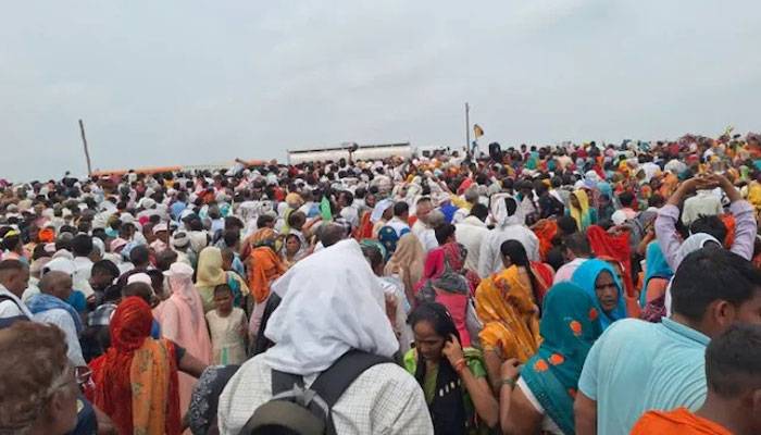 انڈیا کی ریاست یوپی میں مذہبی اجتماع کے دوران بھگدڑ مچنے سے درجنوں افراد ہلاک