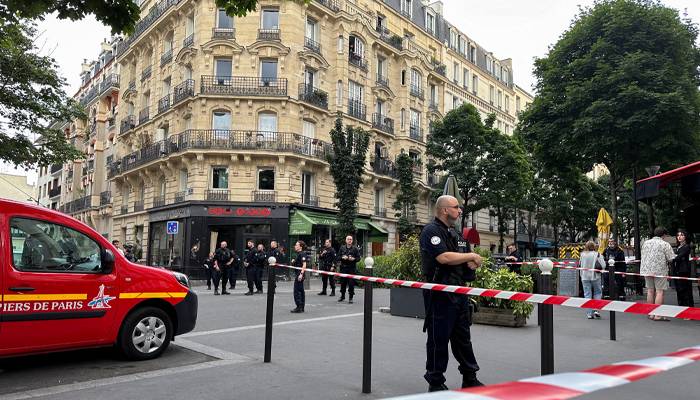 car ploughs into paris resturant 