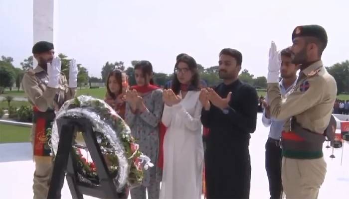 طلباءکاآرمی میوزیم لاہوراورجناح گیلری کادورہ،یادگار شہدا پر پھولوں کی چادر چڑھائی