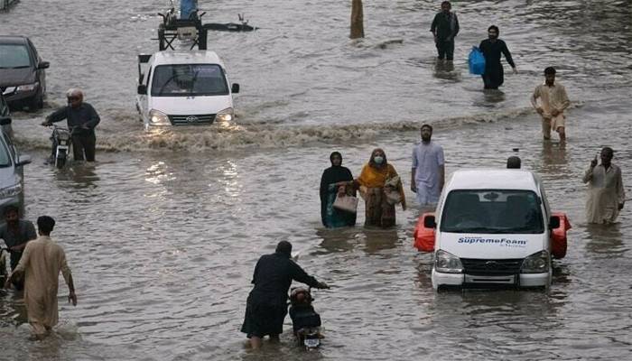 لاہور میں شدید بارش: رین ایمرجنسی نافذ،سرکاری دفاتر اور اسکول بند رکھنے کا اعلان