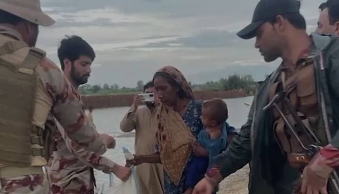 pak army help flood affectees in baluchistan