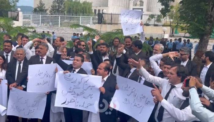 پی ٹی آئی وکلاء کا سپریم کورٹ کے باہر مایوس کن احتجاج،صرف چندافرادکی شرکت