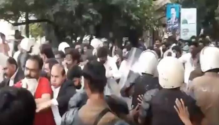 جی پی اوچوک میں وکلاء اور پولیس میں تصادم،اندھادھند شیلنگ،درجنوں گرفتار